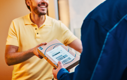 Person nimmt ein Paket entgegen